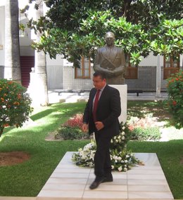 Antonio Sanz, ante el monumento a Blas Infante en el Parlamento