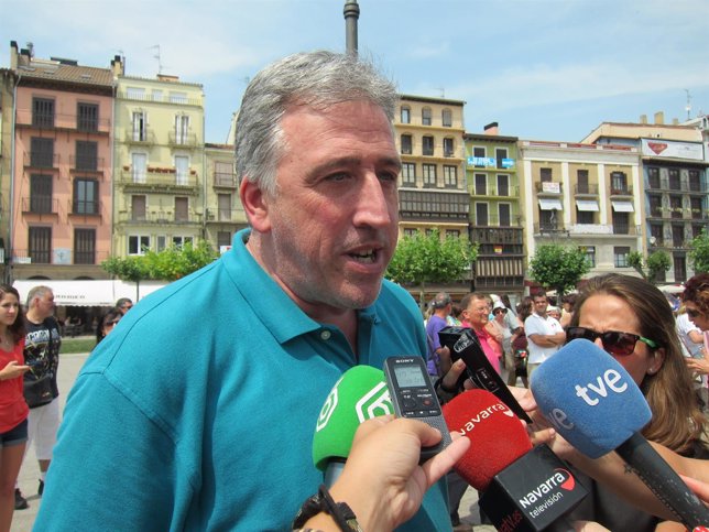 El alcalde de Pamplona, Joseba Asiron, atendiendo a los periodistas
