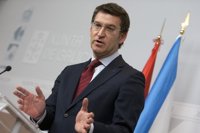 Feijóo ve "discutibles" pero "razonables" los cambios hechos por Rajoy