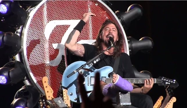 Dave Grohl (Foo Fighters) regresa a los escenarios en un trono