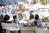 Los turistas pasean por las calles de Atenas ajenos a la consulta