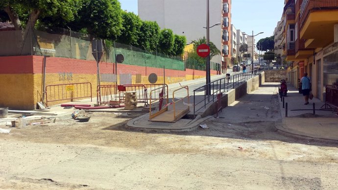 Obras en la calle Quinta Avenida de Almería