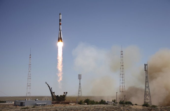 A Russian Progress spacecraft blasts off from the launch pad at the Baikonur cos