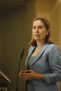 Ana Pastor visita el puerto y la estación del ferrocarril de Avilés