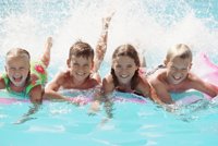 Juegos para pasarlo en grande con los niños en la piscina