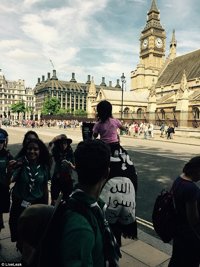 Indignación en Reino Unido por las imágenes de un hombre paseando junto al Big Ben con la bandera del EI