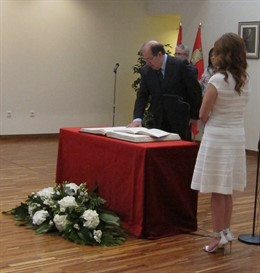 Herrera toma posesión ante la presidenta de las Cortes, Silvia Clemente