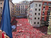Arrancan los Sanfermines de 2015 tras un chupinazo masivo