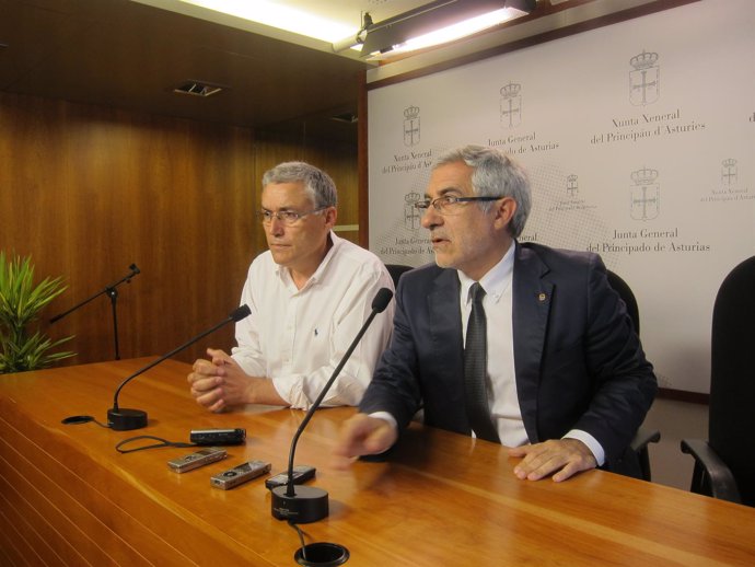 Llamazares (derecha), acompañado por Manuel González Orviz, en la Junta. 