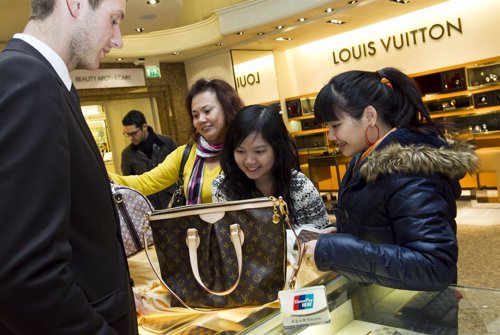 Turistas chinos de compras en Madrid