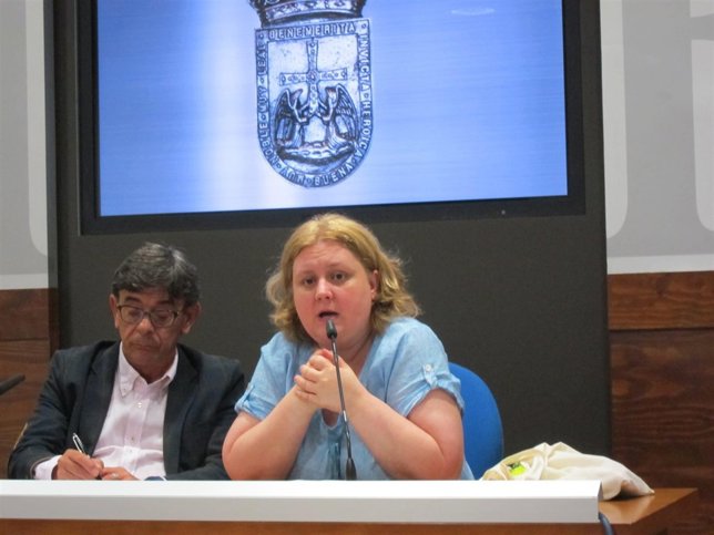 El concejal Roberto Sánchez Ramos y la madre de Osvaldo, Maite Herrero.