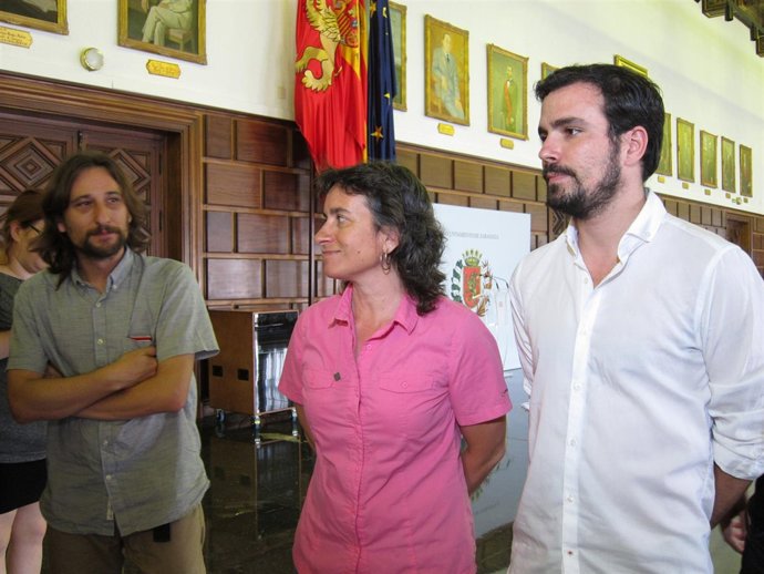 Alberto Garzón, junto a la vicealcaldesa de Zaragoza, Luisa Broto