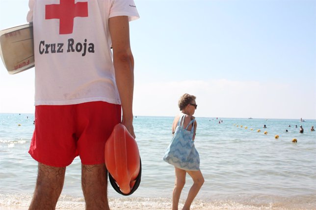 Un Socorrista De Cruz Roja Vigila La Playa