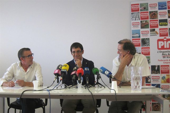 El conseller de Trabajo con representantes de Pimem y Ampeb