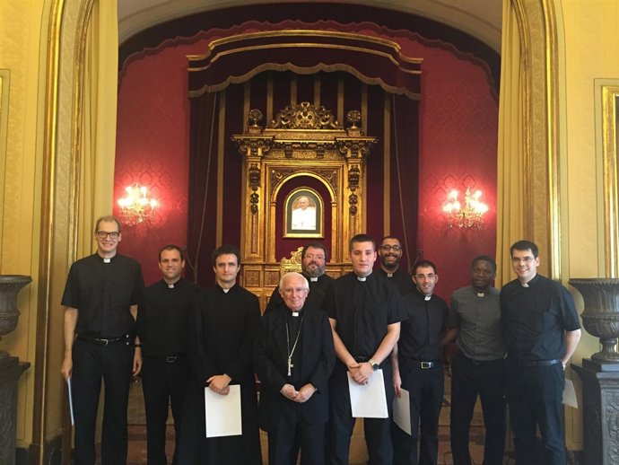 El cardinal Cañizares entrega los nombramientos a los nuevos sacerdotes 