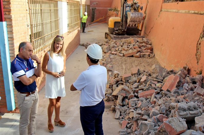Patricia Alba visita las obras en el CEIP Las Flores