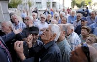 Los bancos griegos seguirán cerrados hasta el miércoles y se mantiene el límite de 60 euros en los cajeros