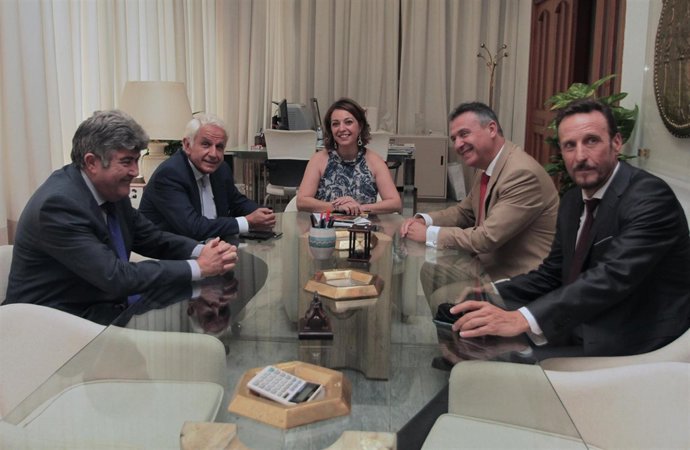 La alcaldesa (centro), con los responsables de Endesa en la Alcaldía