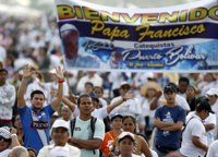 Miles de ecuatorianos acampan a la espera de la primera misa del Papa