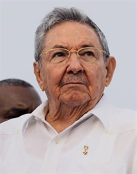 Raúl Castro felicita a Tsipras por su "valiente política"
