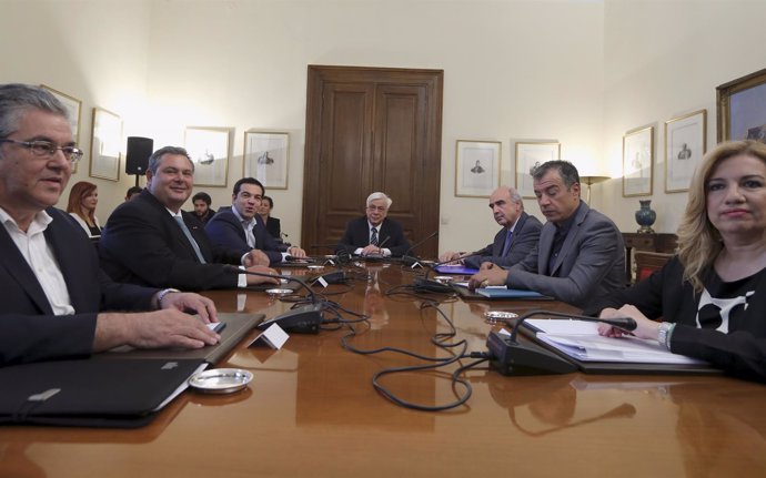 Acuerdo entre cinco partidos griegos para negociar con los acreedores