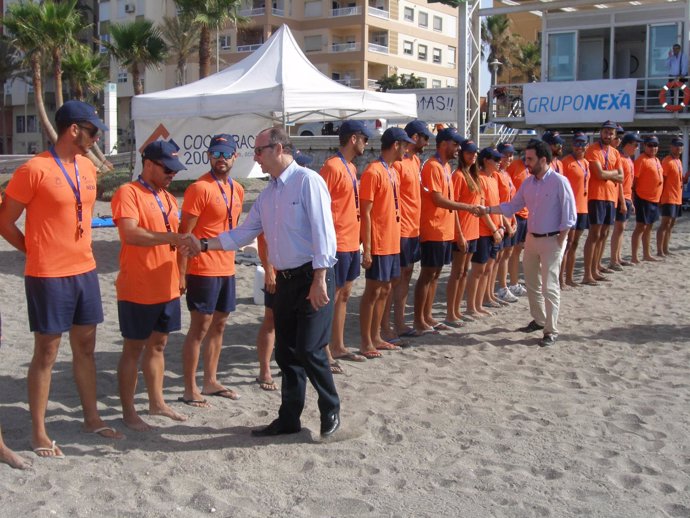 Rodríguez-Comendador saluda a los socorristas del plan de playas         