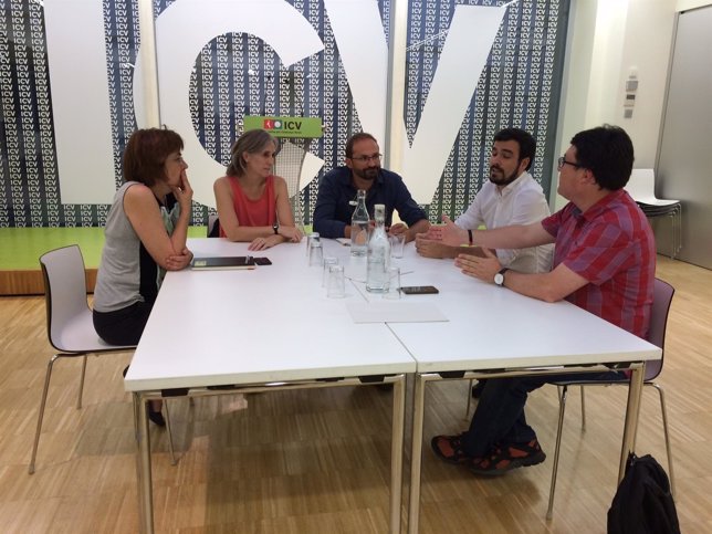 Camats, Herrera, Garzón y Nuet hablando sobre la confluencia en Catalunya