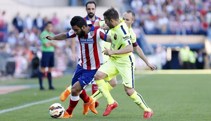 Arda Turan controla el balón