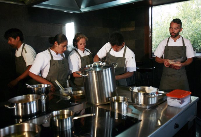 Chefs trabajando en el restaurante Gustu en La Paz Bolivia