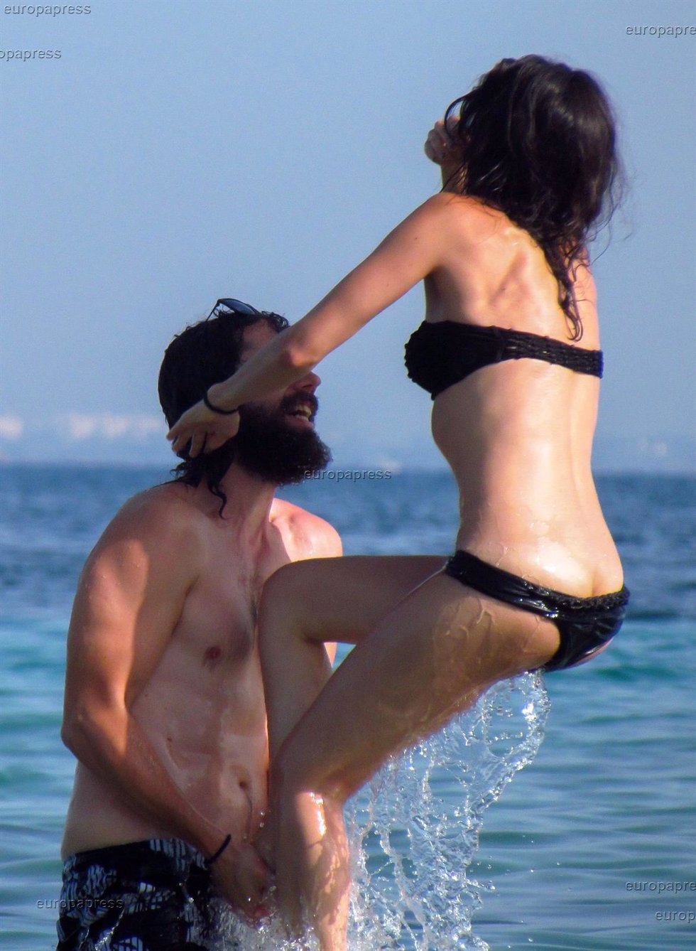 Nerea Barros y Juan Ibáñez se lo pasan pipa en playa de Ibiza