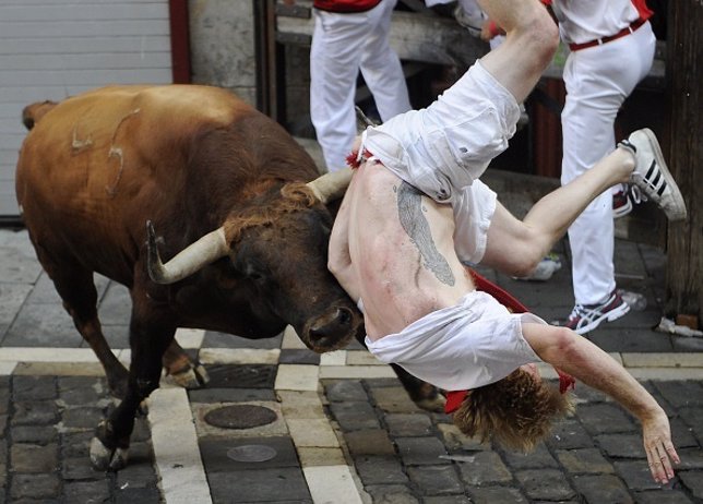 Un toro de Jandilla arrolla a un corredor en San Fermín