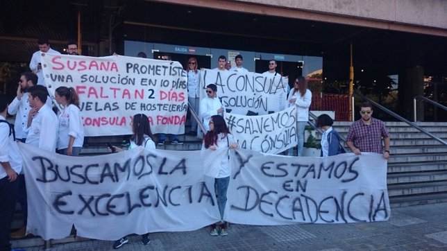 Concentración Fonda Cónsula en puerta delegacion educación 120315 protesta