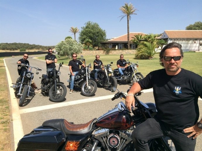 Los seis Sin Riders en el circuito de Ascari, en Ronda (Málaga).