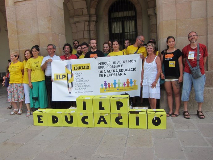 Los promotores de la ILP para un nuevo sistema educativo entregant 95.000 firmas