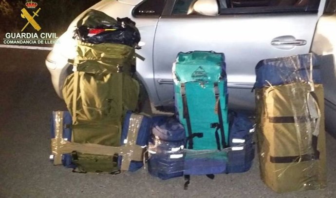 La Guardia Civil localiza tabaco de contrabando por 18.000 euros en dos coches