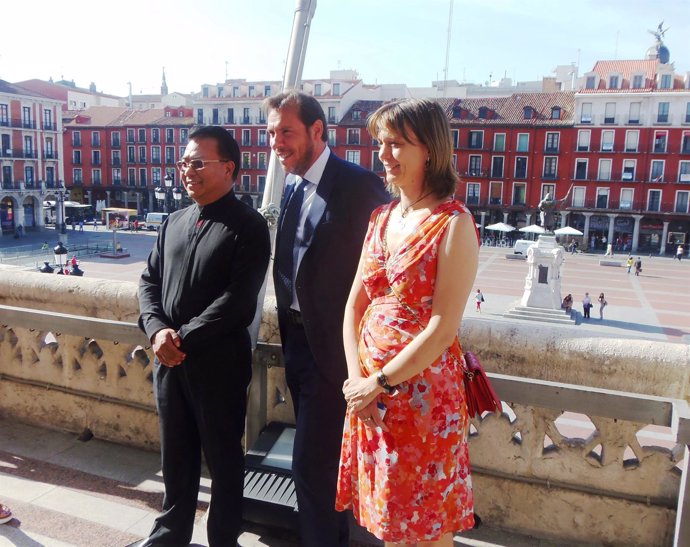 El representante de la delegación china junto a Óscar Puente y Ángela de Miguel