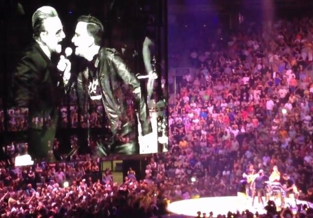 U2 con la banda tributo Acrobat en Toronto