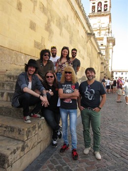 Los autores de 'Córdoba es la Mezquita', junto al monumento