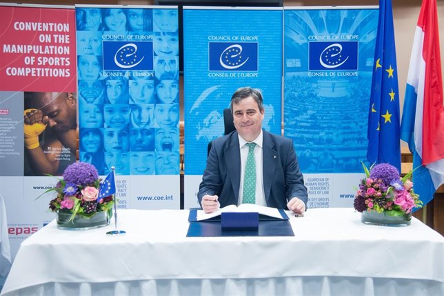 Miguel Cardenal firma el convenio contra el amaño de partidos