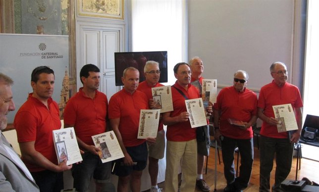 Peregrino 100.000 en Santiago (1º por izq), Julián Rubio