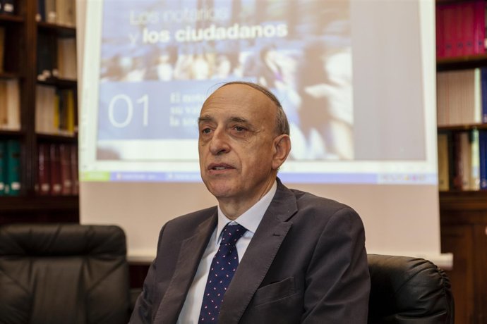 Esteban Fernández-Alú, Decano del Colegio Notarial de Asturias