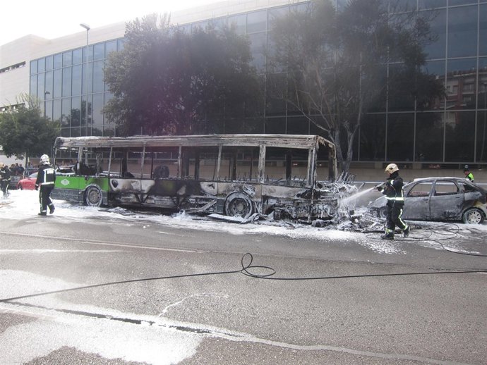 Un autobús de Aucorsa incendiado en octubre de 2014