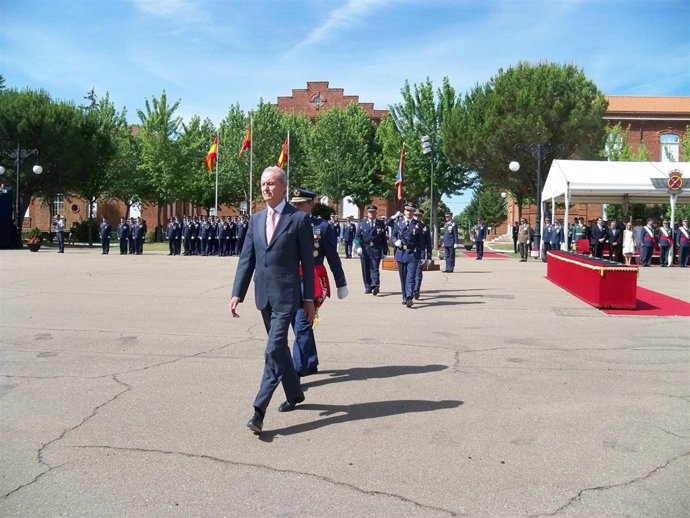 Morenés durante el acto de entrega de Reales Despachos en la Academia del Aire