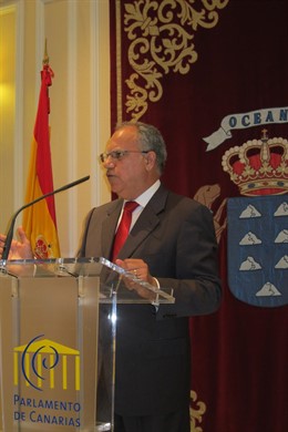 Casimiro Curbelo tras el discurso de investidura de Clavijo