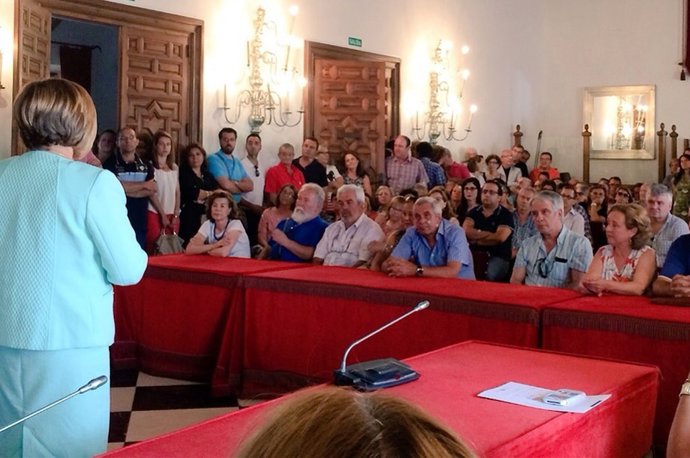 Reunión de Rosario Cordero con trabajadores de la diputación cacereña