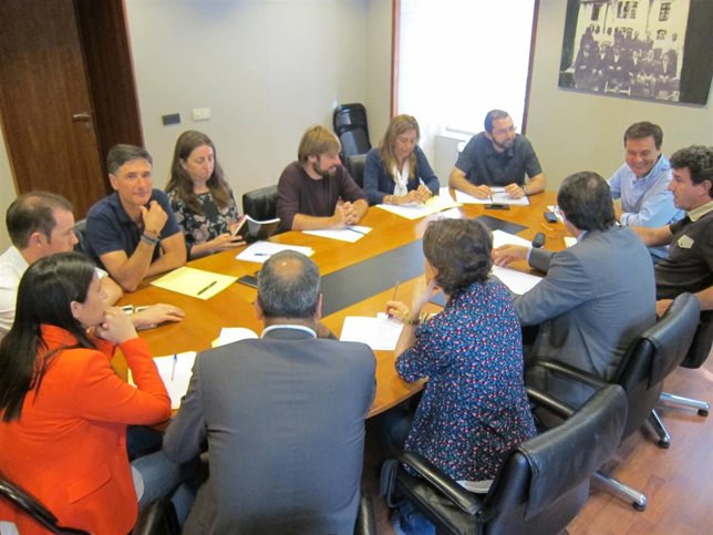 Reunión entre Podemos y PSOE en la Junta General