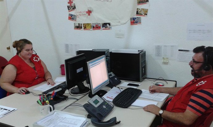 Voluntarios de Cruz Roja llaman a mayores