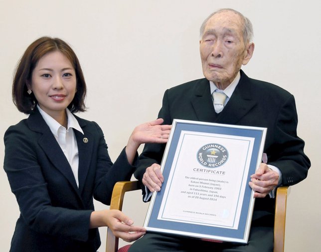 Sakari Momoi recibe el reconocimiento al hombre más longevo del mundo