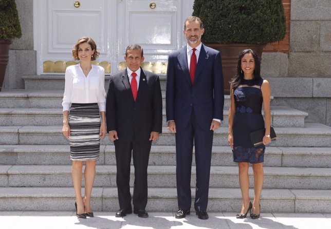 Reyes de España con el presidente de Perú y la primera dama