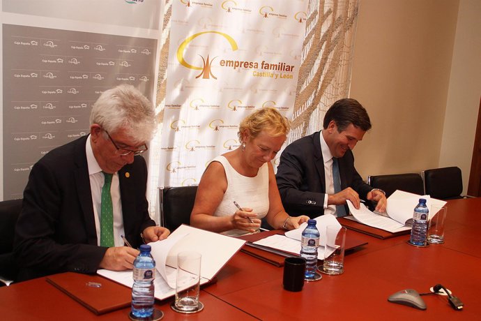 El rector de la ULE (I), la representante de Caja España (C) y el pte. De EFCL